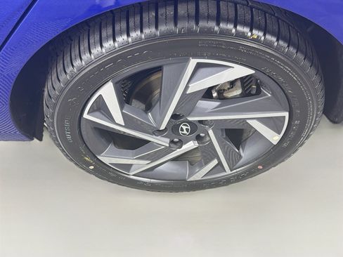 Used 2025 Hyundai Elantra SEL FWD image 11
