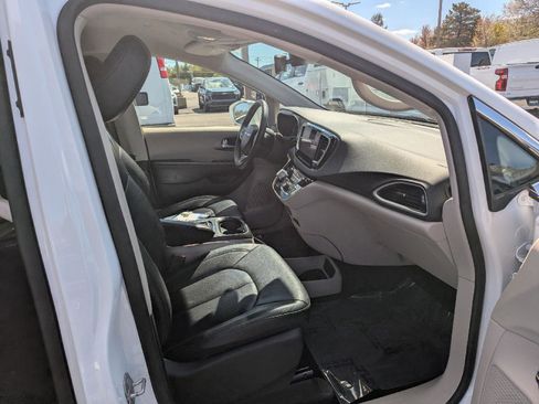Used 2022 Chrysler Pacifica Touring-L FWD image 27