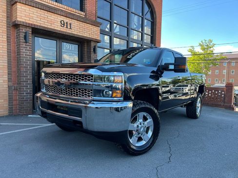 Used 2019 Chevrolet Silverado 2500 W/T AWD/4WD image 2