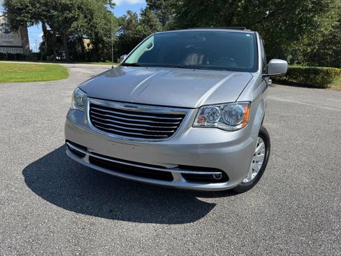 Used 2013 Chrysler Town & Country Touring image 28