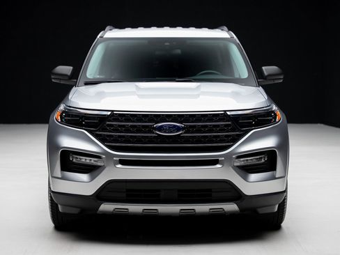 Used 2021 Ford Explorer XLT w/ Equipment Group 202A image 6