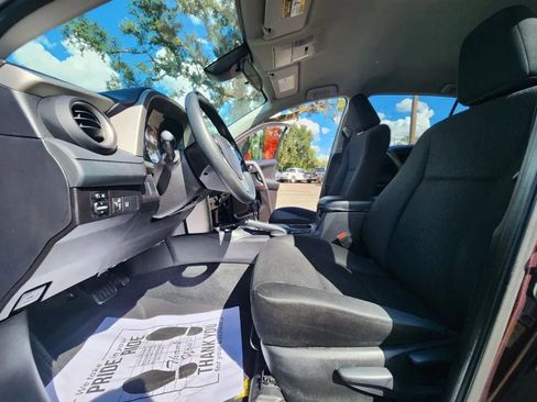 Used 2018 Toyota RAV4 LE FWD image 9