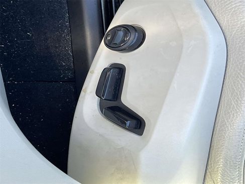 Used 2018 Volvo XC60 T5 Momentum w/ Vision Package image 21