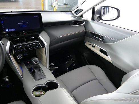 Used 2023 Toyota Venza XLE AWD/4WD image 25