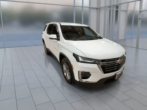 Used 2023 Chevrolet Traverse LT FWD image 2