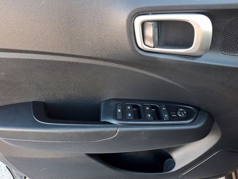 Used 2024 Hyundai Venue SEL image 12