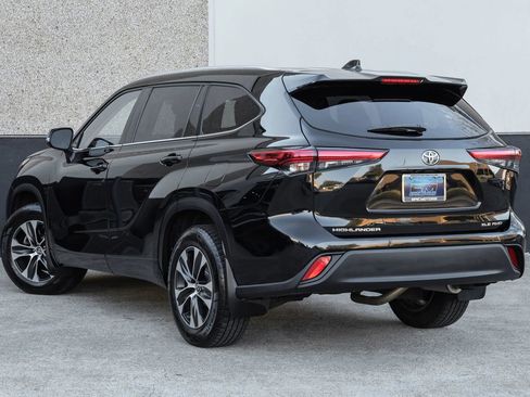 Used 2021 Toyota Highlander XLE image 16