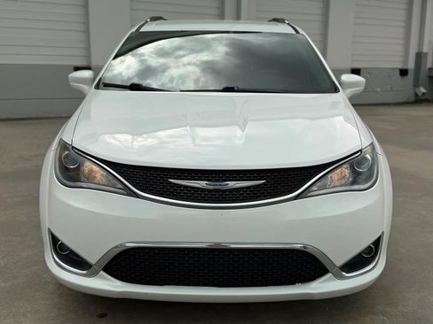 Used 2020 Chrysler Pacifica Touring-L FWD image 3