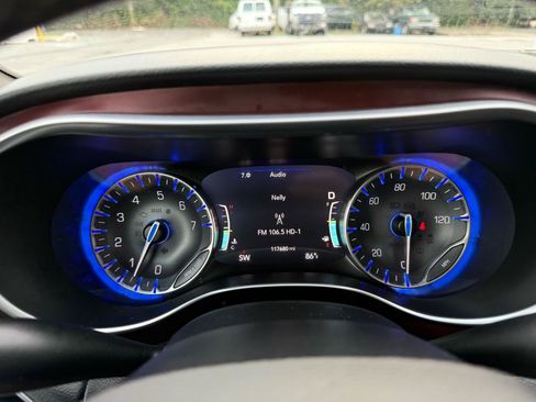 Used 2019 Chrysler Pacifica Touring-L FWD image 18