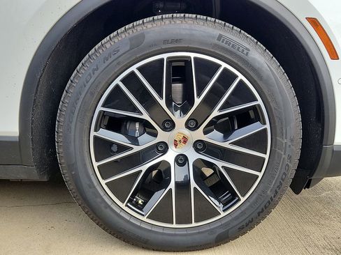 Certified 2025 Porsche Macan Electric image 8