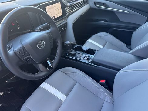 Used 2025 Toyota Camry SE image 4