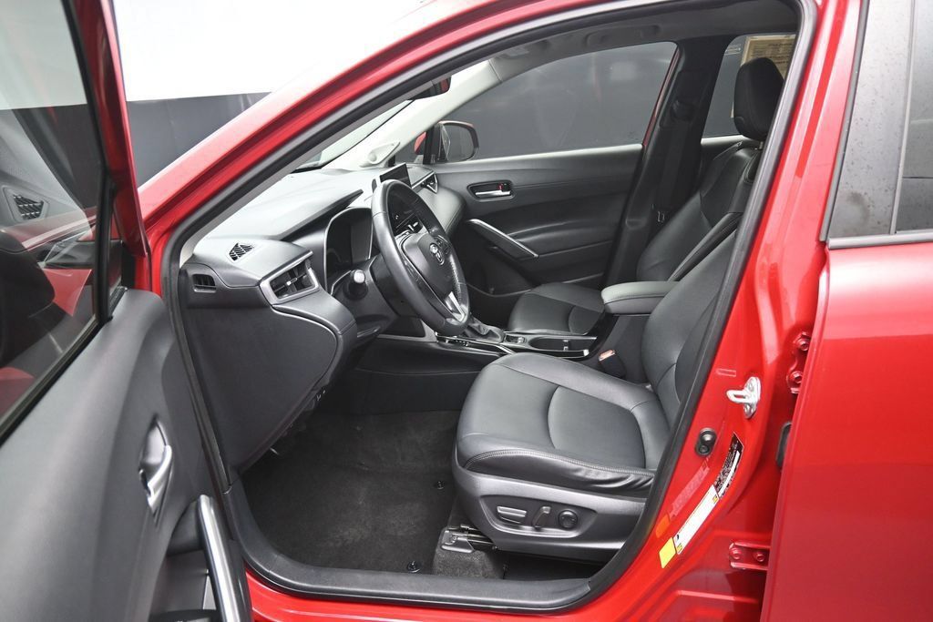 Used 2023 Toyota Corolla Cross XLE w/ Convenience Package FWD image 9