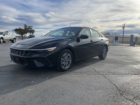 Used 2024 Hyundai Elantra SEL image 1