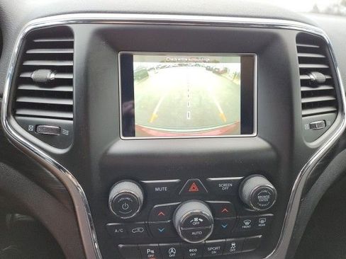 Used 2019 Jeep Grand Cherokee Laredo image 18