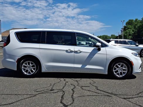 Used 2023 Chrysler Pacifica Touring-L FWD image 7