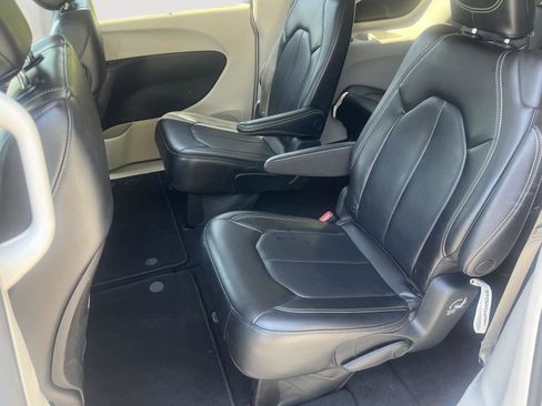 Used 2023 Chrysler Pacifica Touring-L FWD image 11