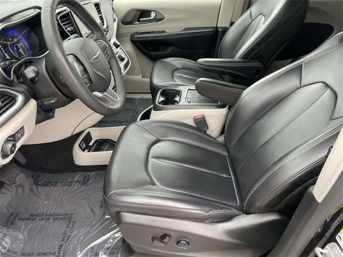 Used 2023 Chrysler Pacifica Touring-L image 17