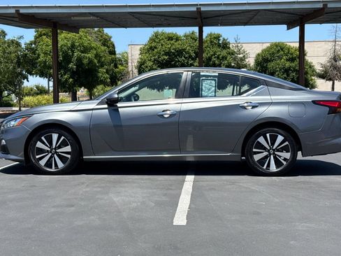 Used 2022 Nissan Altima 2.5 SV FWD image 14