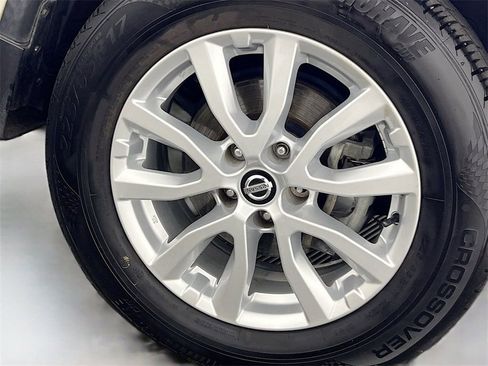 Used 2017 Nissan Rogue SV w/ SV Premium Package image 24