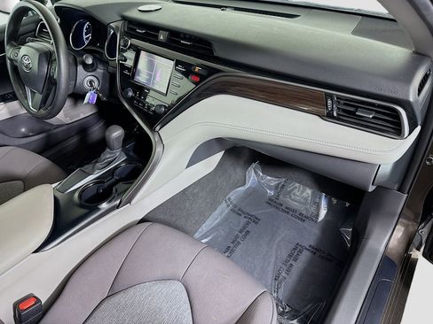 Used 2020 Toyota Camry LE image 29