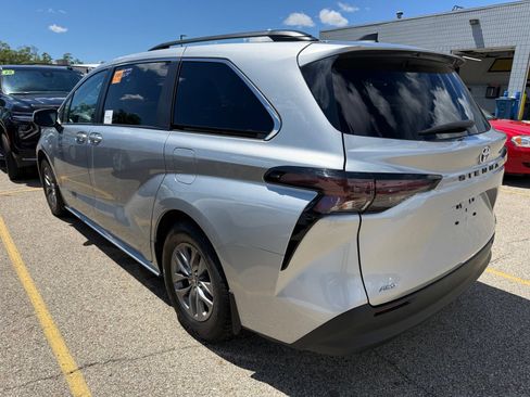 Used 2024 Toyota Sienna LE AWD/4WD image 4
