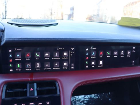 Used 2023 Porsche Taycan image 32