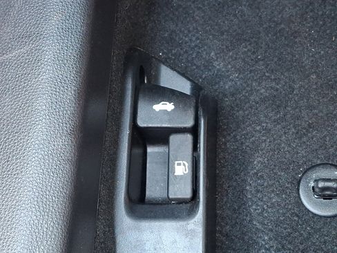 Used 2026 Toyota Corolla LE FWD image 27