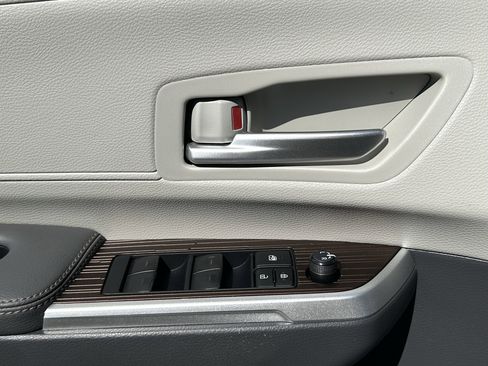 Used 2023 Toyota Sienna XLE w/ XLE Plus Package image 25