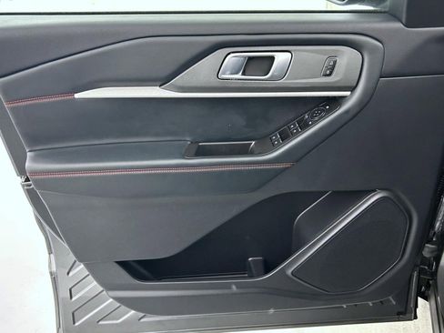 Used 2025 Ford Explorer ST-Line w/ ST-Line Street Pack image 9