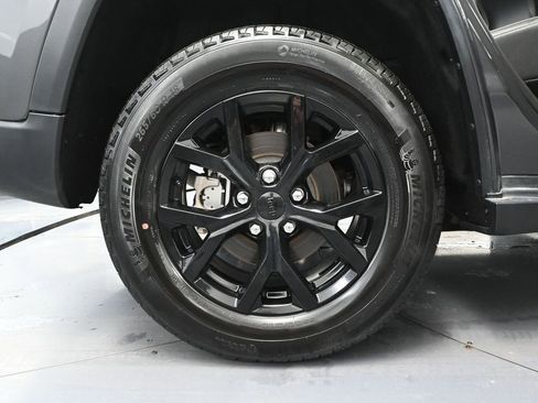 Used 2024 Jeep Grand Cherokee Altitude AWD/4WD image 16