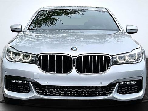 Used 2018 BMW 740i RWD image 2