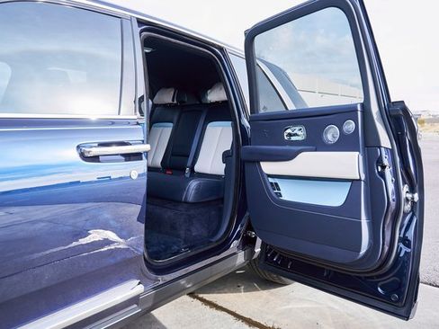 Used 2022 Rolls-Royce Cullinan w/ Cullinan Package image 30