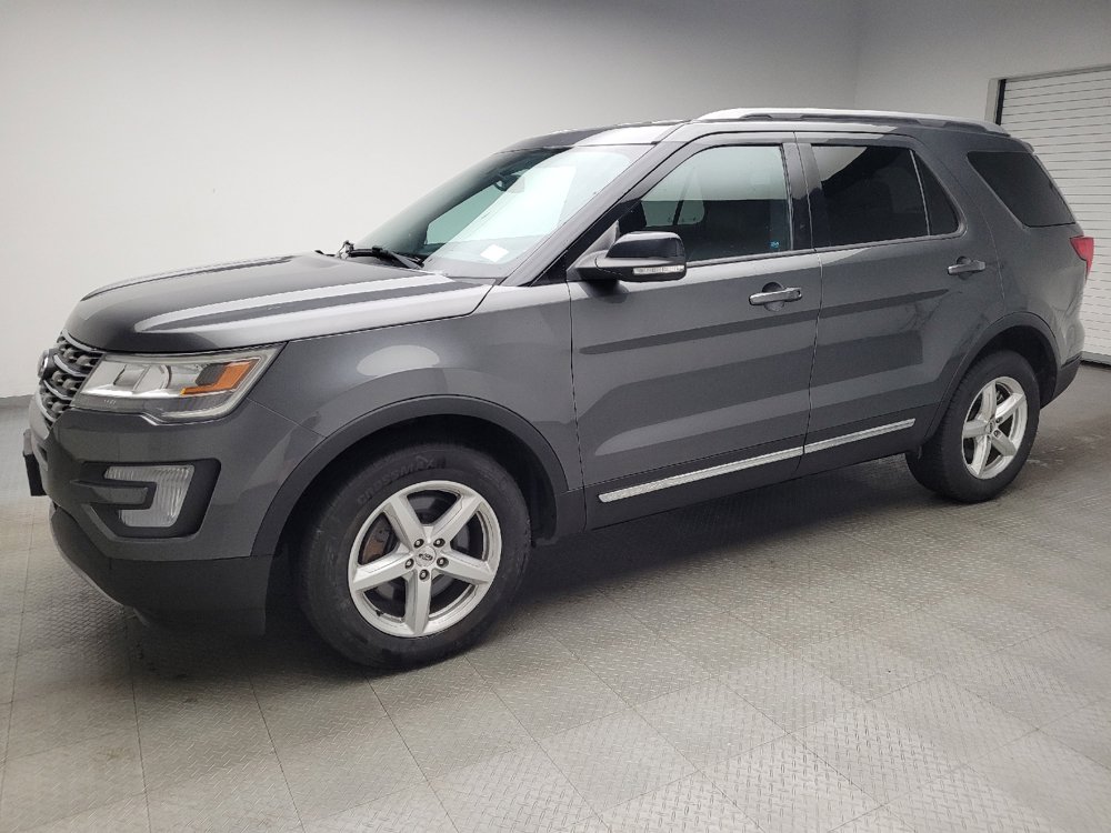 Used 2017 Ford Explorer XLT w/ Equipment Group 202A AWD/4WD image 2
