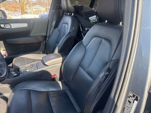 Used 2019 Volvo XC40 T5 Momentum image 7