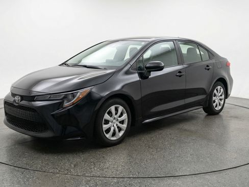 Used 2025 Toyota Corolla LE FWD image 3