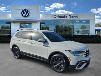 Used 2024 Volkswagen Tiguan SE w/ Panoramic Sunroof Package video 1