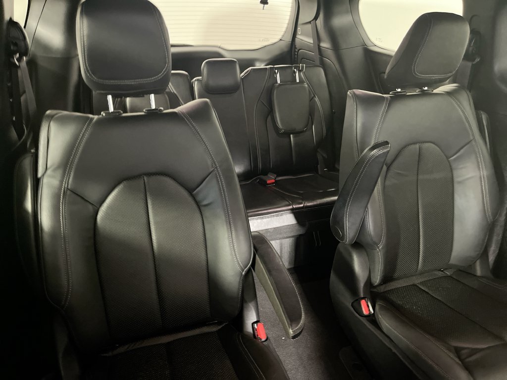 Used 2024 Chrysler Pacifica Limited FWD image 29