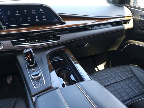 Certified 2024 Cadillac Escalade ESV Premium Luxury Platinum AWD/4WD image 17