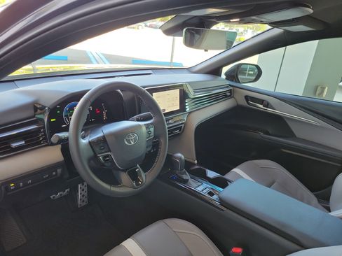 Used 2025 Toyota Camry SE image 12