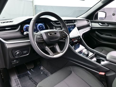 Used 2025 Jeep Grand Cherokee Laredo X w/ Luxury Tech Group I image 14