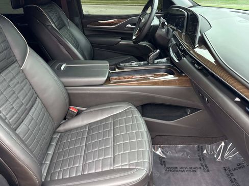 Used 2024 Cadillac Escalade ESV Sport Platinum w/ LPO, ONYX Package AWD/4WD image 34