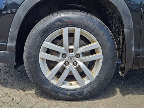 Used 2014 Toyota Highlander LE AWD/4WD image 9