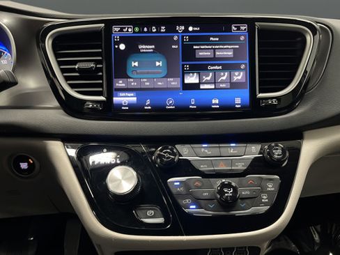 Used 2024 Chrysler Pacifica Touring-L FWD image 12