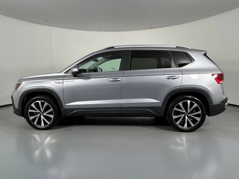 Used 2022 Volkswagen Taos SE w/ Panoramic Sunroof Package AWD/4WD image 4
