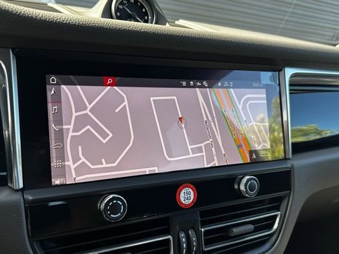 Certified 2025 Porsche Macan image 33