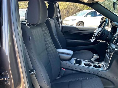 Used 2021 Jeep Grand Cherokee Laredo image 8