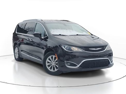 Used 2018 Chrysler Pacifica Touring-L image 1