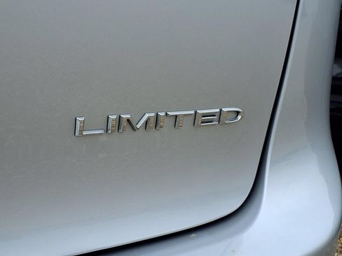 Used 2023 Chrysler Pacifica Limited FWD image 9