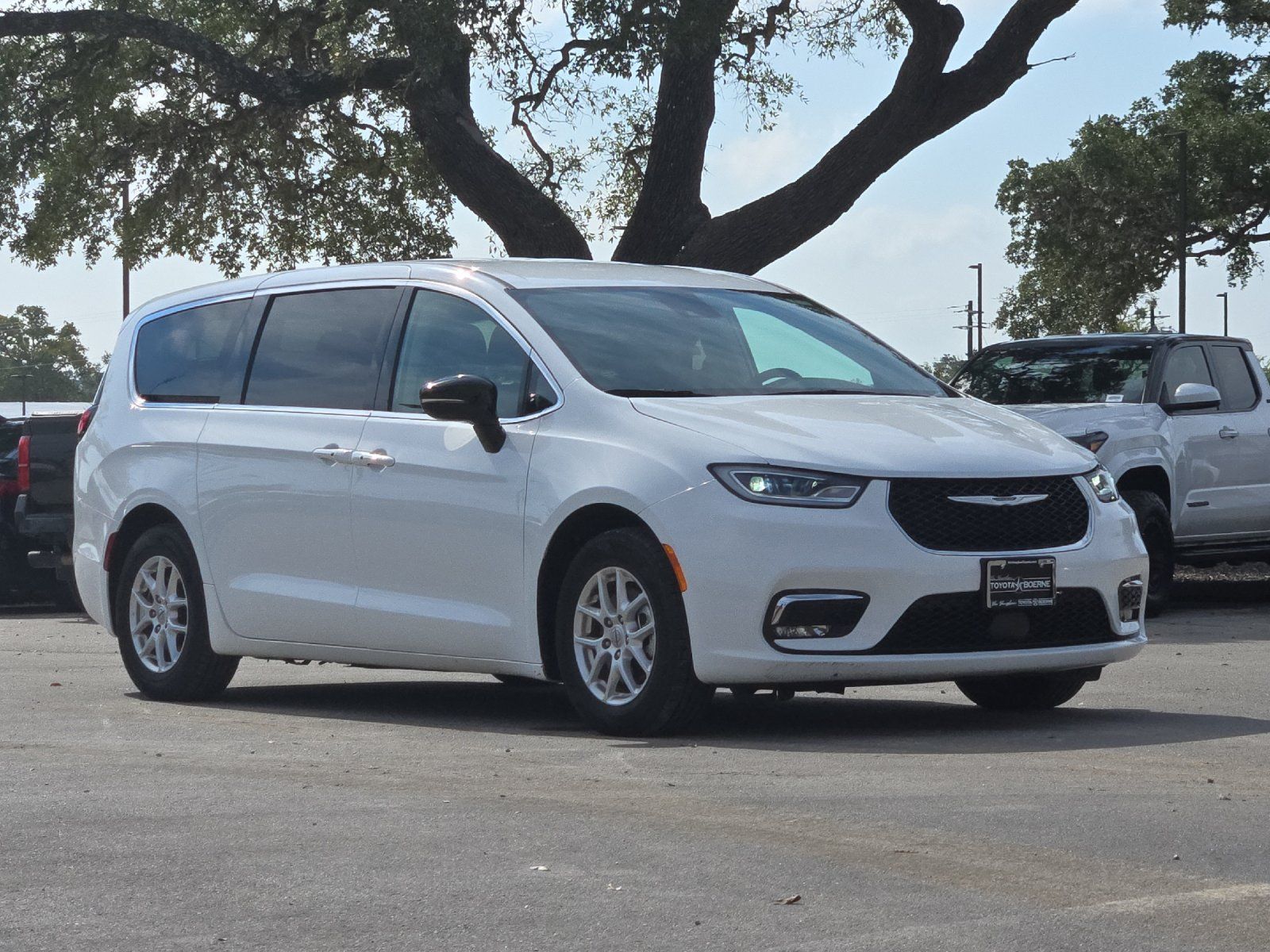 Used 2024 Chrysler Pacifica Touring-L FWD image 7
