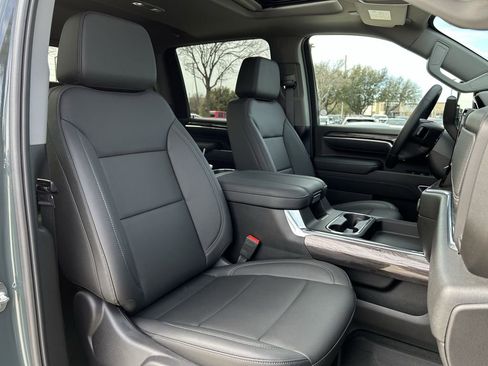 Used 2025 Chevrolet Silverado 2500 LTZ w/ LTZ Convenience Package image 33